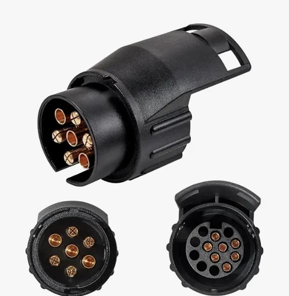 Adapter zwischen 7-poligem Stecker und 13-poliger Steckdose